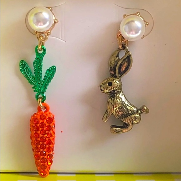Betsey Johnson Gold Tone Bunny & Carrot Mismatch Drop Earrings Faux Pearl NIB - Picture 4 of 9